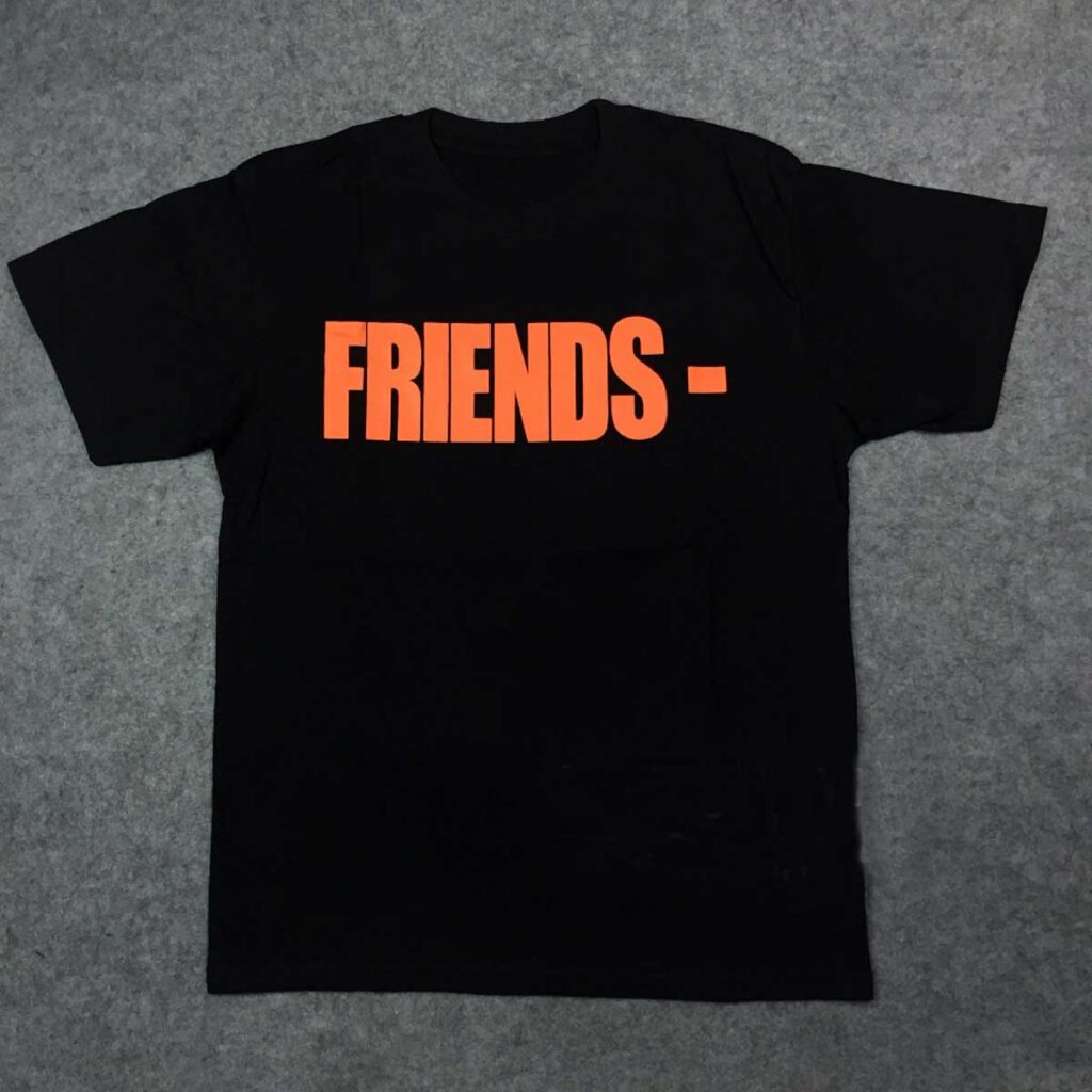 El logo de Vlone Friends en una camiseta. 