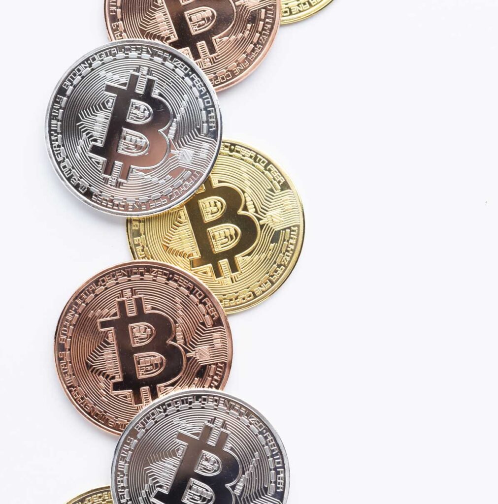 Monedas de Bitcoin de distintos colores. 