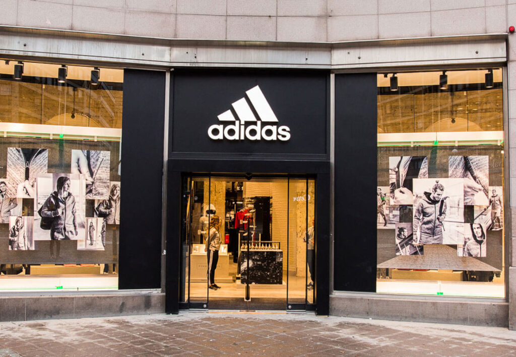 Tienda de Adidas con el logo como elemento principal.
