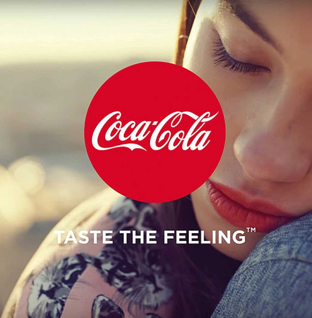 Coca Cola Taste the feeling utiliza el clásico disco rojo de la marca.