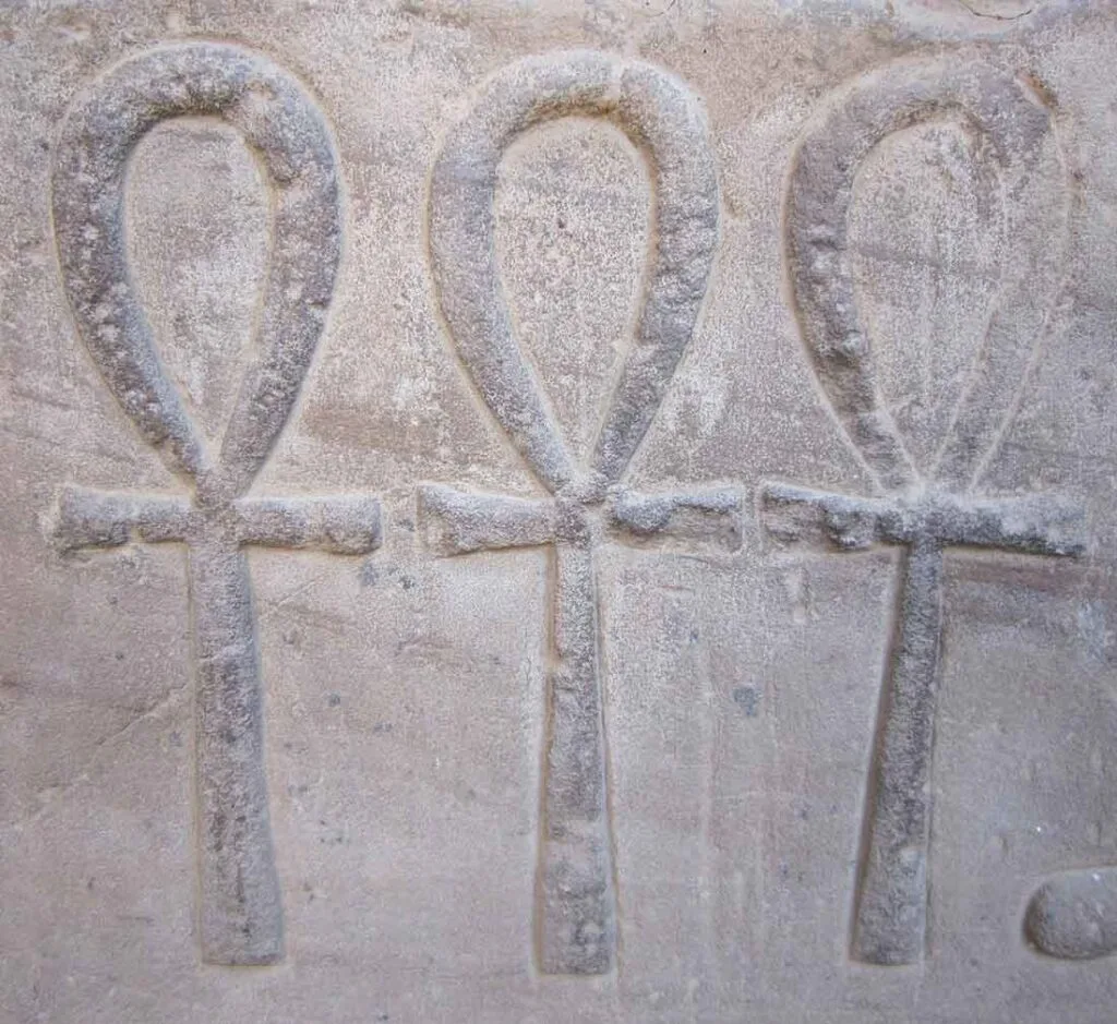 Cruz de Egipto en piedra.