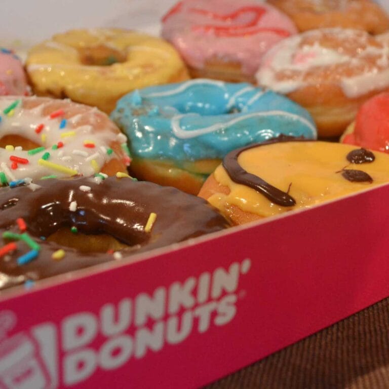 El logotipo de Dunkin donuts.