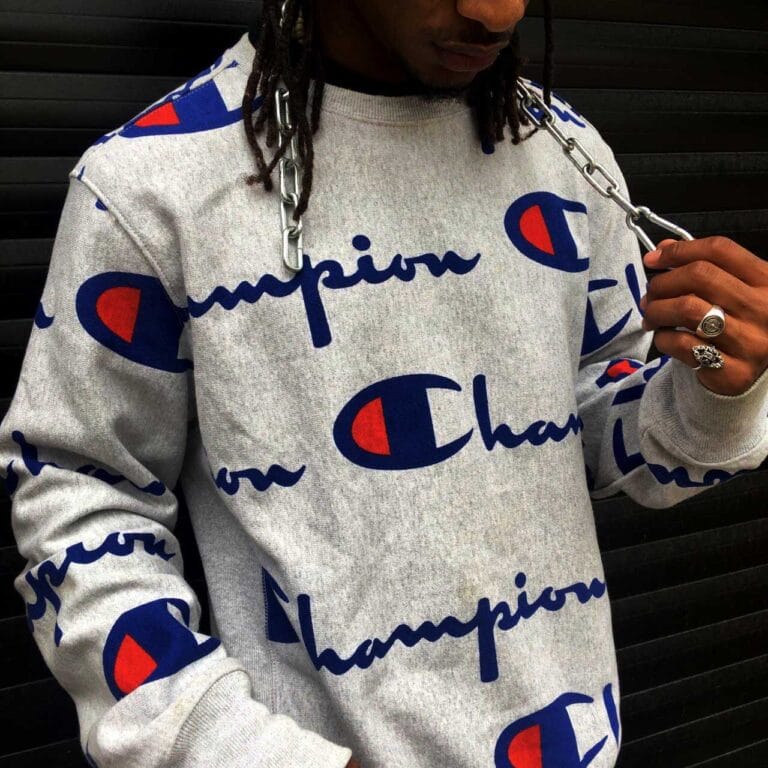 El logotipod de Champion en la sudadera.