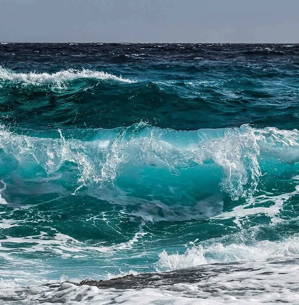 El azul está asociado al mar y al cielo.