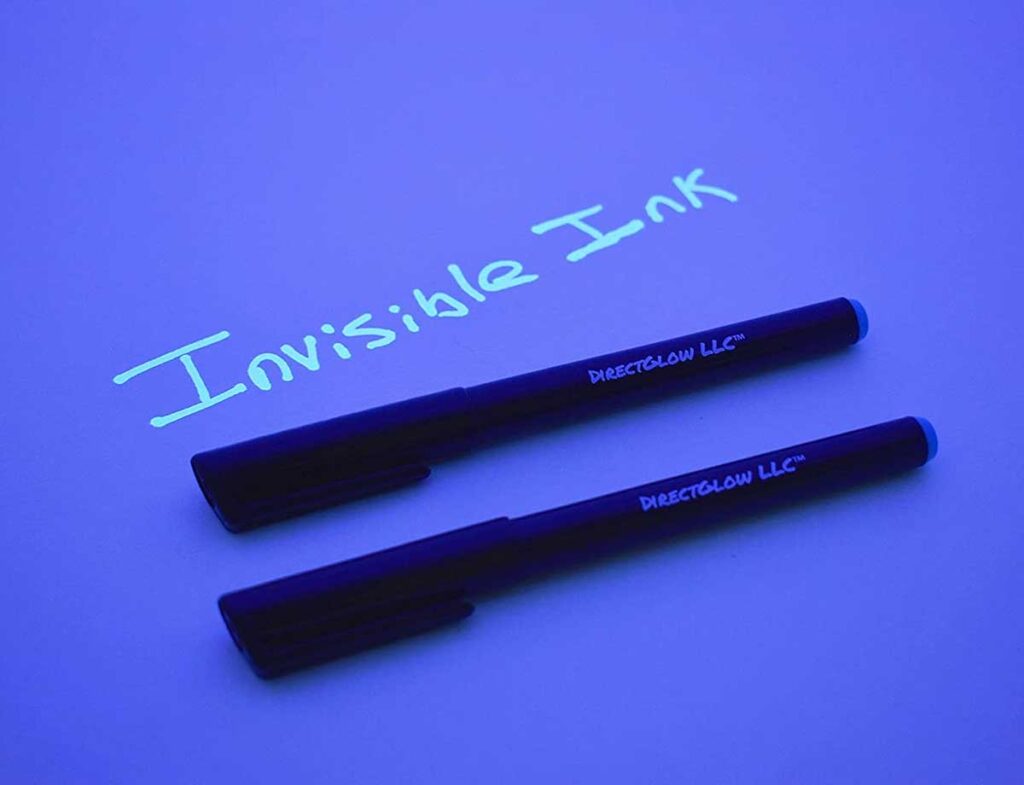 La tinta invisible puede ser revelada con luz ultravioleta en algunos casos.