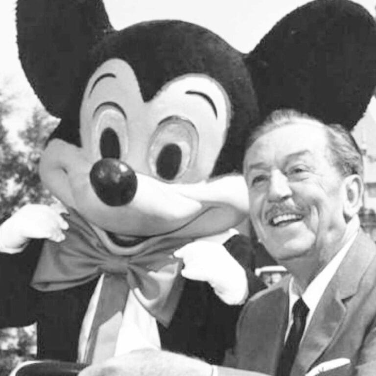 Walt Disney junto al personaje de Mickey Mouse en Disneylandia.