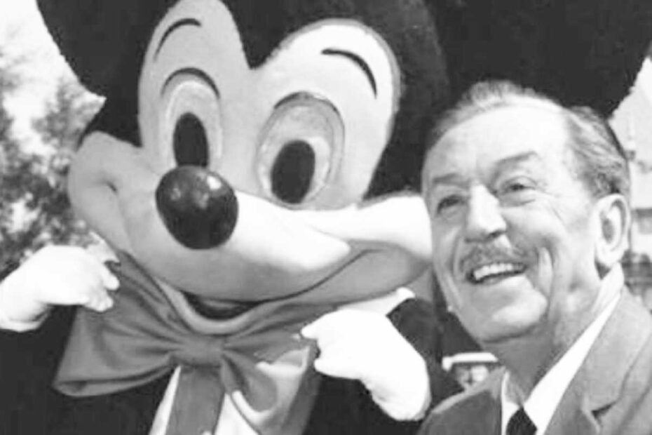 Walt Disney junto al personaje de Mickey Mouse en Disneylandia.