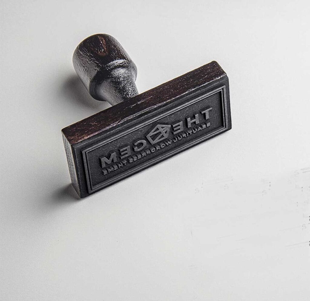 Sello de caucho personalizado con mango de madera.