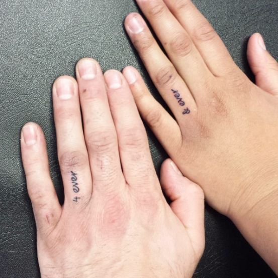 Tatuajes para pareja en el dedo anular