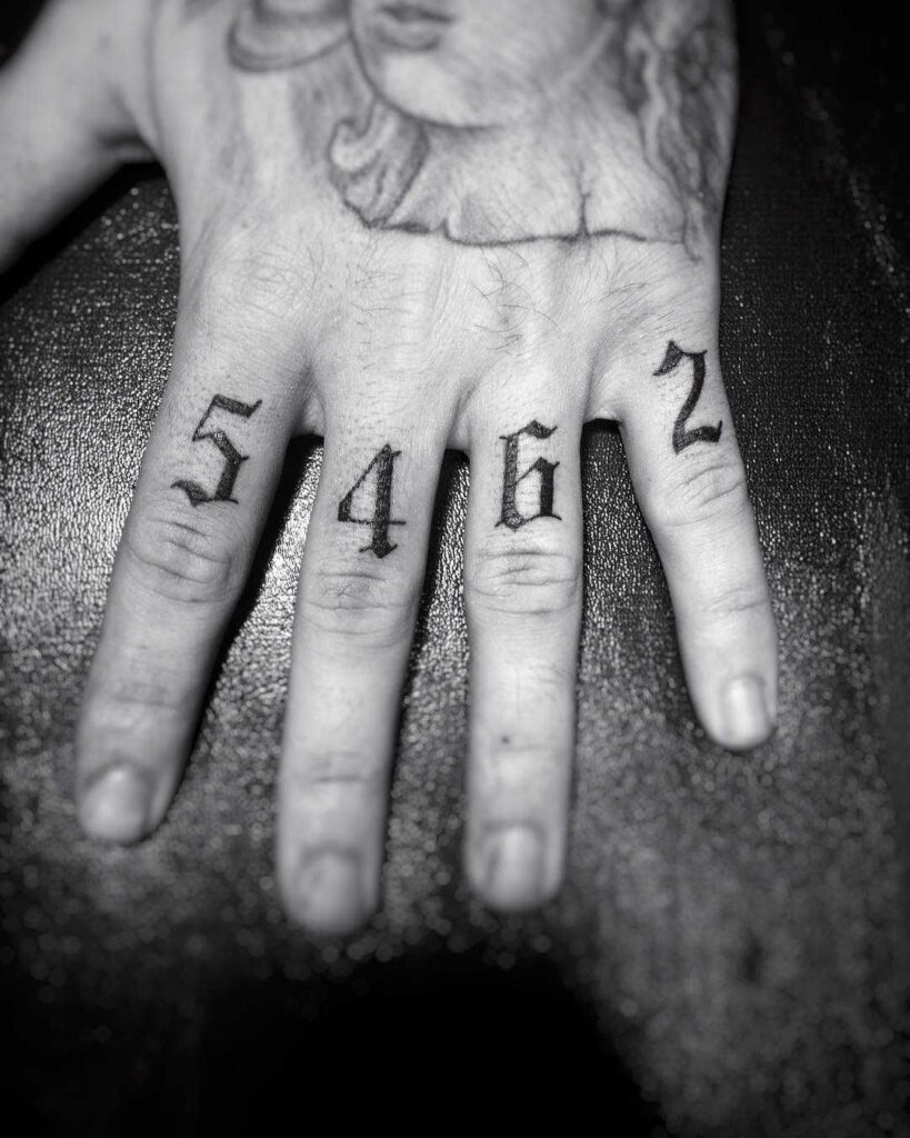 tatuajes de números: números rudos en los dedos 