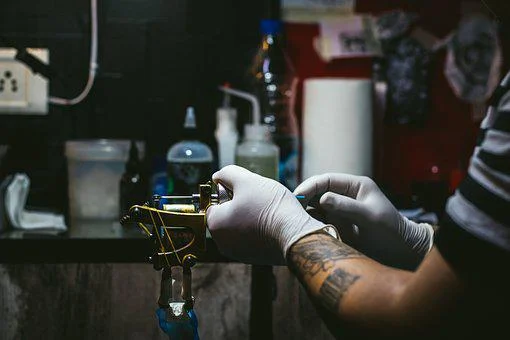 Programar una visita previa al estudio de tu artista, es de las recomendaciones para diseñar un tatuaje que te podemos dar