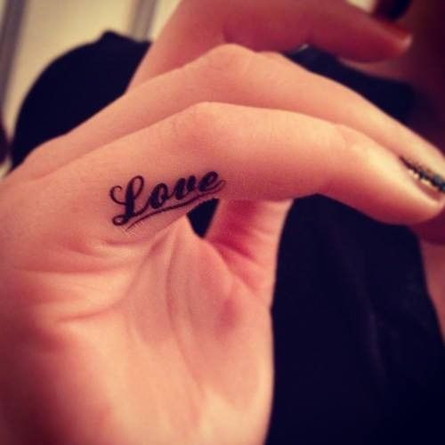 Tatuajes para chicas: Lettering "Amor" o "Love"